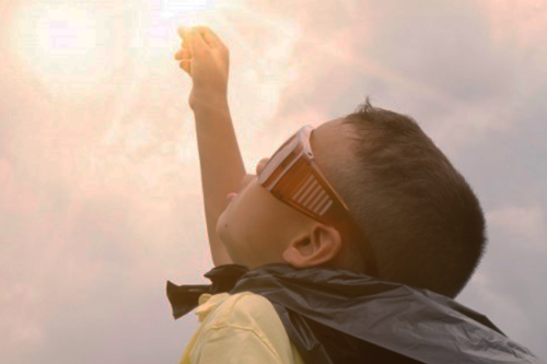 Enfant au poing fermé pointant vers le ciel